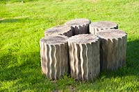 Assise cannelée en bois sculpté de colonnes. L'Oast House, Isfield, Sussex, UK