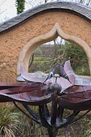 Fontaine en métal de Michael Chaikin avec mur en torchis de Matt Robinson. Ferme Caervallack, St Martin, Helston, Cornwall, UK