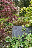 Essai de Francis Bacon sur l'ardoise par Jackie Allan avec acers, brunnera, Lamium et John Aulman Angel. Ferme Caervallack, St Martin, Helston, Cornwall, UK