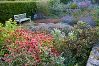 Jardin d'herbes en contrebas avec monardas, Crambe cordifolia, sauge et bourrache. Cidrerie, Buckland Abbey, Yelverton, Devon, UK