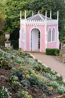 Eagle House rose et blanc. Painswick Rococo Garden, Painswick, Glos, Royaume-Uni.