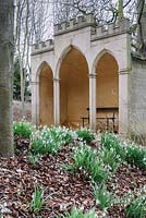 L'alcôve gothique. Painswick Rococo Garden, Painswick, Glos, Royaume-Uni.