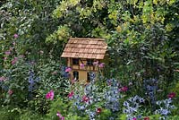 Une ruche de style provençal, inspirée du village des abeilles du jardin du Belmond Le Manoir uax Quat ' Saisons.
