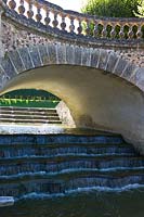 Une cascade ornementale qui coule du jardin d'eau au château de Villandry, vallée de la Loire, France.