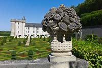 Bol de fruits en pierre donnant sur le jardin d'ornement au château de Villandry, vallée de la Loire, France
