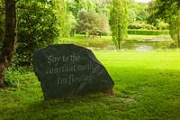 Pierre d'ardoise sculptée avec citation du poète Rilke. Plaz Metaxu Garden, Devon, Royaume-Uni.