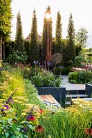 Jardin moderne avec sculpture et coin salon. Jardin des meilleurs mondesRHS Hampton Court Palace Flower Show 2018