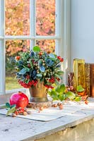 Vue de l'arrangement floral festif mixte sur le rebord de la fenêtre décorée.