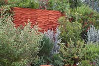 Sculpture murale de dunes de sable et plantes australiennes indigènes dans le jardin australien. RHS Chelsea Flower Show 2011.