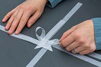 Pliage de bandes de papier décoratif pour faire une décoration d'étoile 3D.