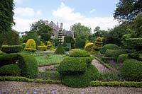 Formes topiaires inhabituelles à Levens Hall and Garden, Cumbria, Royaume-Uni.