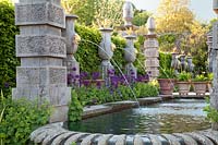 Piscine et fontaines à eau à l'italienne dans The Collector Earl's Garden. Château d'Arundel, Sussex, UK.