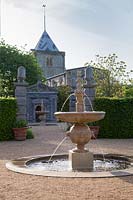 Fontaine d'eau dans le jardin du comte collectionneur, château d'Arundel
