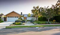 Vue sur le jardin avant conçu par Falling Waters Landscape, inc Ryan Prange, New Port Beach, Californie, USA.
