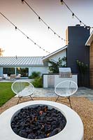 Foyer extérieur et une paire de chaises vintage Acapulco dans le jardin californien. Conçu par Falling Waters Landscape, inc Ryan Prange, New Port Beach, Californie, États-Unis.