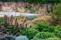Parterre de plantes vivaces et d'herbes ornementales mixtes dans un jardin contemporain près de Winchester, Hants, UK. Conception du jardin Elks-Smith.