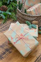 Pile de cadeaux de Noël enveloppés de papier d'emballage artisanal.