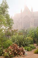 Vue sur les jardins de la cathédrale brumeuse au château d'Arundel, Sussex, UK.