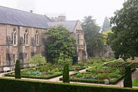 L'East Garden aménagé avec euonymus et ifs couverture au Bishop's Palace Garden, Wells, Somerset, UK
