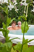 Martin Gould et Sharon O ' Rourke profitent du bain à remous.