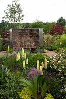 Lupins, Allium, Heuchera 'Lime Marmalade' et Viburnum maresii dans le Cruse Bereavement Care: A Time for Everything Show Garden