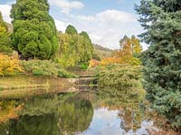 La couleur d'automne se reflète dans le lac.