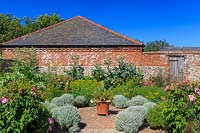 The Herb Garden, par une matinée ensoleillée. Walcott House, Norfolk, Royaume-Uni.