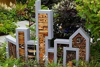 Hôtels à insectes dans Urban Glade Garden. Exposition florale RHS Tatton Park, 2016.