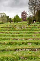 Marches gazonnées. Jardin Miserden, près de Stroud, Gloucestershire, Royaume-Uni.