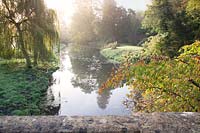 Vue depuis le pont de Lady Eleanor sur la rivière dans le jardin d'automne. Jardins de Minterne, Dorset, UK.