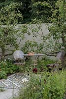 The Style and Design Garden, conçu par Ula Maria, parrainé par London Mosaic CED Garden Brocante Online, RHS Hampton Court Palace Garden Show, 2018.