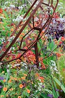 Détail d'une sculpture représentant un télescope entouré de plantations mixtes. The Red Shift Garden, conçu par Julie Bellingham. RHS Malvern Spring Festival, 2019.