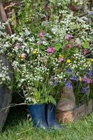 Fleurs sauvages en bottes sur l'étalage 'Sophie's Country Garden Flowers'
