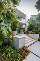 Vue des marches pavées menant à la maison dans un jardin tropical. La résidence Jones, Key West, Floride, USA. Conception de jardin par Craig Reynolds.