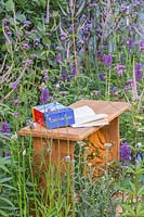 Banc en bois avec livre entouré de Verbena bonariensis, Agastache 'Blackadder' et Veronicastrum virginicum 'Fascination' dans 'Southend Young Offenders ': A Place to Think 'garden