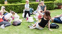 Teddy Bears Picnic - sculptures en pierre de Portland - sur une pelouse avec enfants et parents en interaction