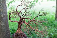 Souffle le vent - sculpture d'un arbre en fil de cuivre - montée sur une vraie souche d'arbre