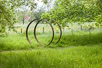 Moongates - cercles d'acier doux - dans les hautes herbes