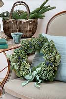 Couronne de Noël hortensia bleu et vert naturel dans un décor de maison vintage