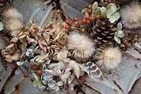 Couronne naturelle à base d'ingrédients de jardin: hortensias séchés, Rosa - Cynorhodons, pommes de pin, têtes de semence et plumes de faisan