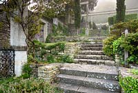Étapes mènent le jardin en terrasses à Iford Manor, Bradford-on-Avon, Wiltshire, Royaume-Uni.
