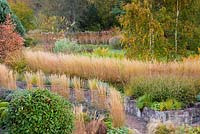 Jardin en terrasses avec des couleurs d'automne à Barn House, Chepstow, Royaume-Uni.