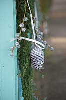 Pinus pinaster et Tamarix transformés en une décoration festive suspendue