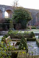 Topiaire givré et banc dans jardin d'hiver à Kilver Court, Somerset, UK. Conçu par Roger Saul de Mulberry.