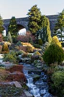 Ruisseau qui traverse le jardin d'hiver glacial à Kilver Court, Somerset, jardin d'hiver. Conçu par Roger Saul de Mulberry.