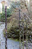Porte métallique ornée à Kilver Court, Somerset, Royaume-Uni. Conçu par Roger Saul de Mulberry.