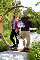 Dan Ryan, l'entrepreneur et Lucy Bravington, le concepteur avec leur prix de «meilleure construction» sur le jardin «High Line» au BBC Gardeners World Live 2019