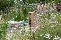Boîte à insectes et parterres de fleurs surdimensionnés dans le jardin BBC Springwatch au salon de fleurs RHS Hampton Court 2019 - Conçu par Jo Thompson en consultation avec le jardinier animalier Kate Bradbury