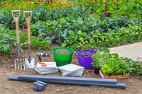 Matériel et outils pour créer un jardin en damier aux herbes
