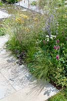 Plantation de pollinisateurs dans le jardin The Urban Pollinator, conçu par Caitlin McLaughlin, parrainé par Warner ' s, RHS Hampton Court Palace Garden Festival, 2019.